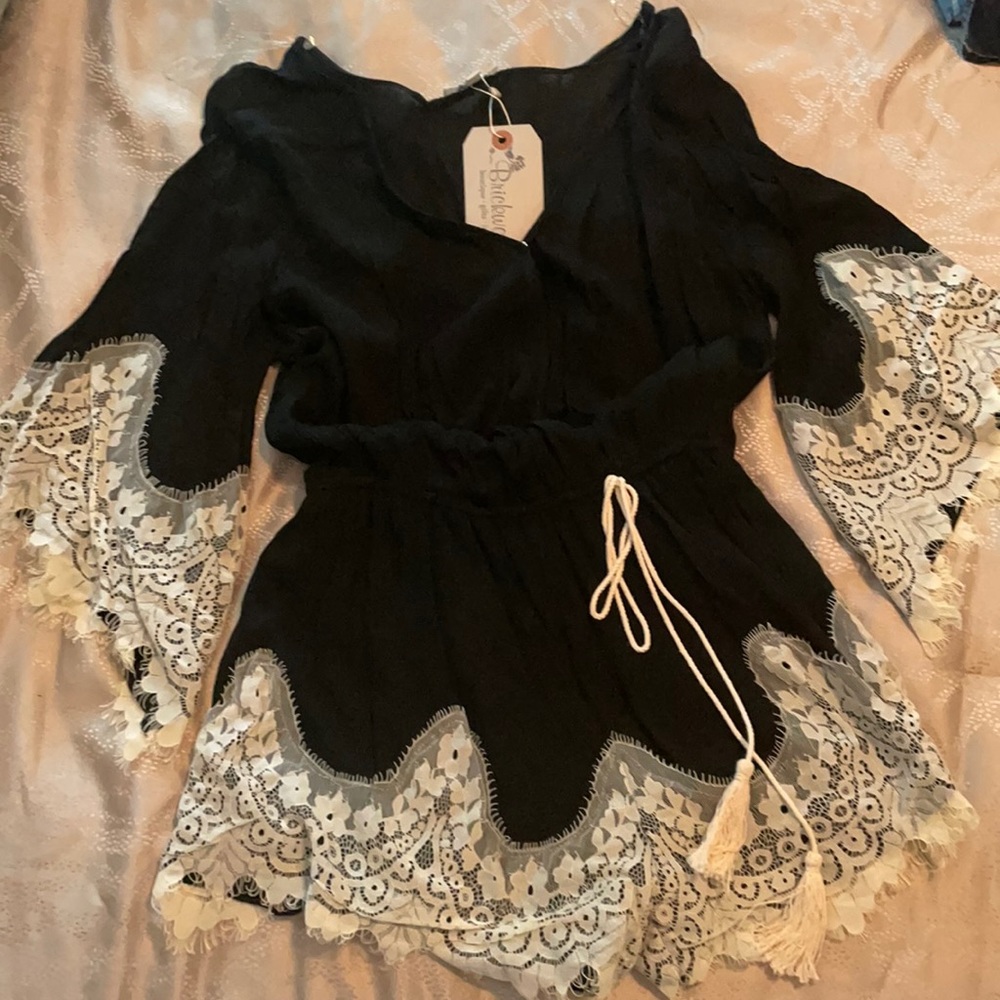 Umgee black Romper with lace detail; Size medium